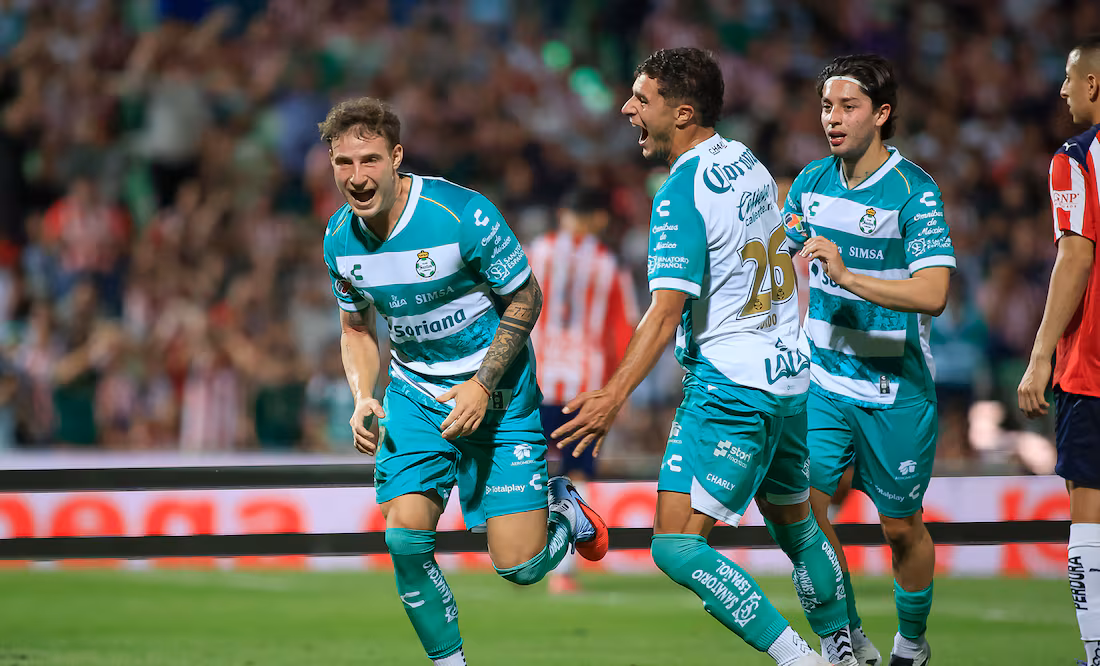 Chivas cae ante Santos Laguna en Torreón; Alan Pulido falla penal decisivo