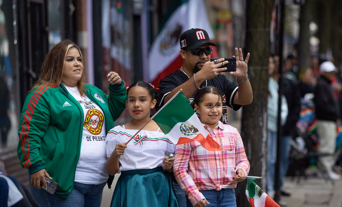 Mexicanos en EU realizan minidesfile por la Independencia en Chicago; Trump amenazó con redadas en la zona