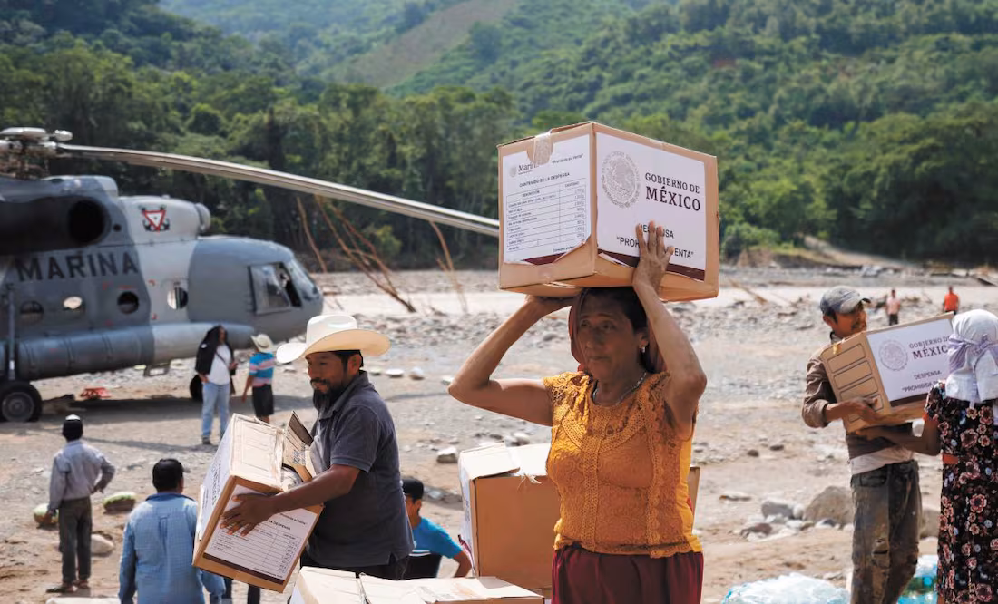 Ayuda llega por aire a la zona serrana de Veracruz; “Mi familia se me fue… no tengo casa”