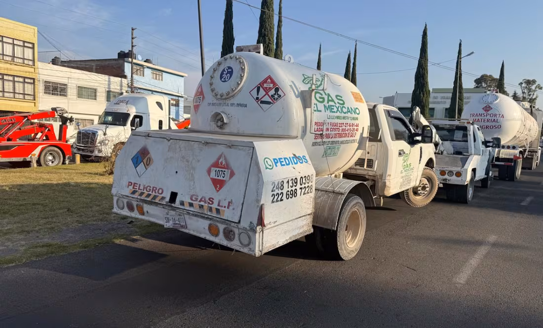 Códigos QR vs huachicol fiscal; así vigilarán pipas y tanques en transportes de combustibles