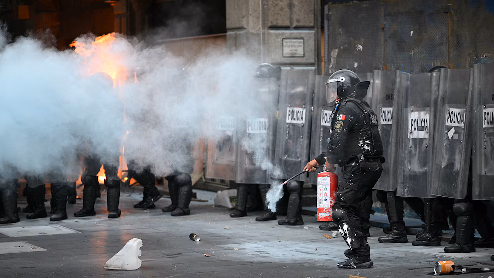 Policías capitalinos protestan por agresiones que sufrieron compañeros en la marcha del 2 de octubre.