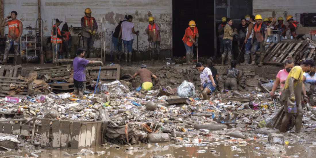 Seis días contra lodo y adversidad en Poza Rica; “hay ayuda pero faltan manos”
